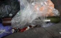 В Харькове дворник нашел в мусорном баке гранатомет