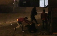 В Киеве подростки украли пиво и устроили драку с сотрудниками супермаркета (видео)