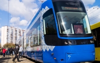 Киевлян поразил новый трамвай с Wi-Fi, кондиционером и розетками