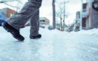 Травматологи назвали головні способи уникнути трав під час ожеледиці та як правильно падати