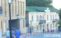 На Андреевском спуске в Киеве рушится здание
