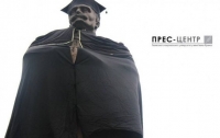Во Львове памятник Франко одели в мантию (ВИДЕО)