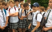 Британским школьникам разрешили носить шорты, когда те надели юбки