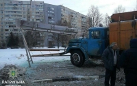 Мусоровоз снес автобусную остановку в Харькове
