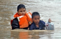 В Малайзии из-за наводнения свои дома покинули тысячи человек