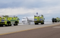 В США пассажиры самолета убегали от горящего двигателя