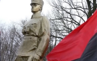 Вслед за Бандерой на Львовщине надругались над Шухевичем
