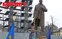 Пока Тимошенко сидит, ее западные соратники установили памятник Степану Бандере (ФОТО)
