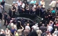 В Киеве Porsche Panamera въехал в толпу митингующих у здания Кабмина
