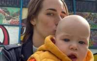 В Киеве вооруженные мужчины похитили у матери младенца (видео)