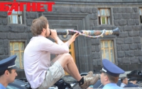 Милиция не дала парню сыграть министрам на трембите (ФОТО)