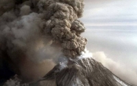 На Камчатке вулкан выбросил семикилометровый столб пепла