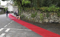 В Англии отец на свадьбу дочери постелил 200-метровую дорожку от дома до церкви (ФОТО)