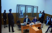 Савченко в суде надела сумку на голову