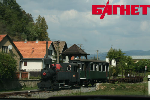 Один из экспонатов старинной Чернохронской узкоколейки, у автодороги Е571. А летом эта узкоколейка работает!